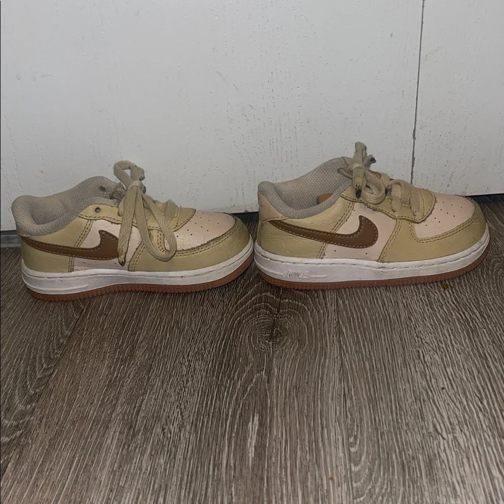 Nike Force One LV8 Toddler Shoe in Pearl White/ Ale Brown/ Sesame